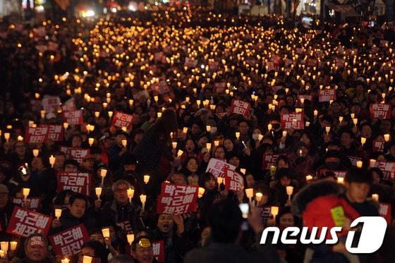 3일 오후 광주 동구 금남로 일원에서 열린 6차 촛불집회에서 시민들이 촛불을 들고 박근혜 대통령 퇴진을 촉구하고 있다. 2016.12.3/뉴스1 ⓒ News1 황희규 기자