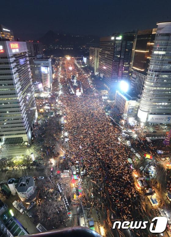 3일 오후 서울 광화문 광장 일대에서 열린 &#39;박근혜 대통령의 하야&#39;를 촉구 촛불집회 참석자들이 촛불을 높이 들고 있다. 2016.12.3/뉴스1 ⓒ News1 사진공동취재단