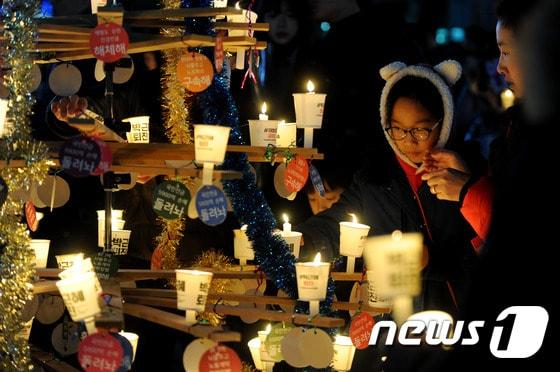 3일 오후 충북도청 앞 도로에서 열린 &#39;박근혜 정권퇴진 2차 충북범도민 시국대회&#39;에서 시민들이 촛불 트리를 만들고 있다. 2016.12.3/뉴스1 ⓒ News1 김용빈 기자