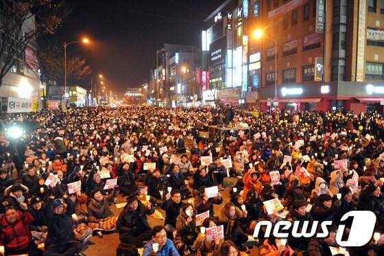 3일 강원도 춘천시 석사동 김진태 국회의원 사무실 앞에서 열린 박근혜 즉각 퇴진 강원시국대회에서 시민들이 촛불과 피켓을 들며 구호를 외치고 있다. 2016.12.3/뉴스1 ⓒ News1 박하림 기자