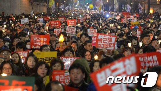 &#39;촛불의 선전포고-박근혜 즉각 퇴진의 날&#39; 6차 촛불집회가 열린 3일 서울 종로구 정부서울청사 창성동 별관일대에서 시민들이 촛불을 들고 행진하고 있다. 이날 행진은 사상 처음으로 청와대 100ｍ 앞 지점까지 행진이 이뤄졌다. 2016.12.3/뉴스1 ⓒ News1 황기선 기자