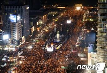 6차 촛불집회가 열린 3일 서울 광화문 일대에 모인 시민들이 촛불을 밝힌 채 청와대 방향으로 행진하고 있다. 2016.12.3/뉴스1 ⓒ News1 사진공동취재단