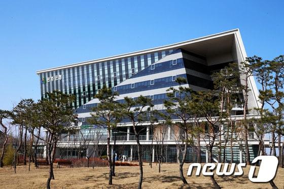 전북 완주군은 2월5일까지 &#39;2023 완주군 올해의 책&#39; 선정을 위한 후보도서를 추전받는다고 29일 밝혔다.. 완주군청사 전경./뉴스1 DB 