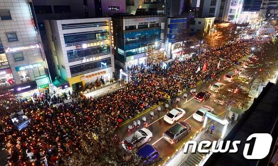 3일 대구 중구 국채보상로에서 열린 ‘박근혜 대통령 퇴진을 촉구하는 5차 대구 시국대회’에 참가한 많은 시민들이 촛불과 피켓을 들고 박 대통령 하야를 촉구하고 있다. 2016.12.3/뉴스1 ⓒ News1 사진공동취재단