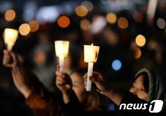 &#39;6차 촛불집회가 열린 3일 서울 광화문 일대에 모인 시민들이 촛불을 들고 박근혜 대통령 퇴진을 촉구하는 구호를 외치고 있다. 2016.12.3/뉴스1 ⓒ News1 오대일 기자