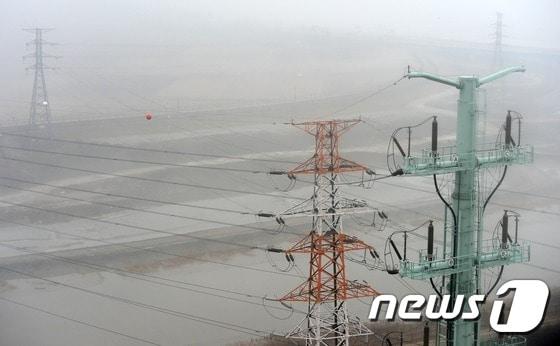 경기 문산읍 문산변전소에 개성공단 평화전력소에 전기를 보내는 송전탑이 설치돼 있다. 2016.2.12/뉴스1 ⓒ News1 민경석 기자