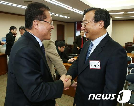 새누리당 험지출마 지역인 전남,북 후보자인 정운천 후보와 이정현 의원이 28일 서울 여의도 당사에서 공천면접을 앞두고 인사를 나누고 있다.2016.2.28/뉴스1 ⓒ News1 구윤성 기자