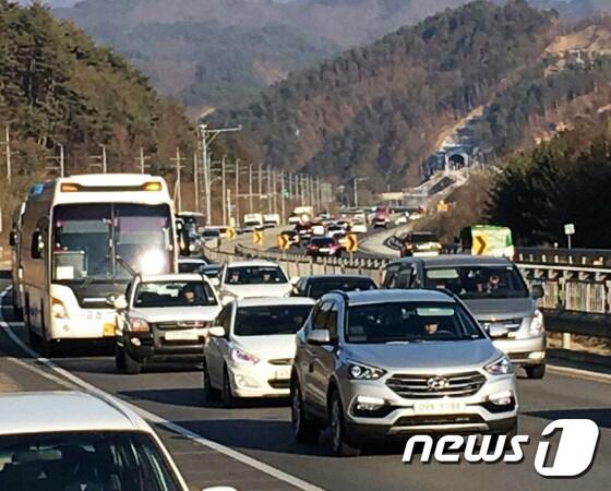 강원 영동고속도로 귀성 차량 자료사진. ⓒ News1 