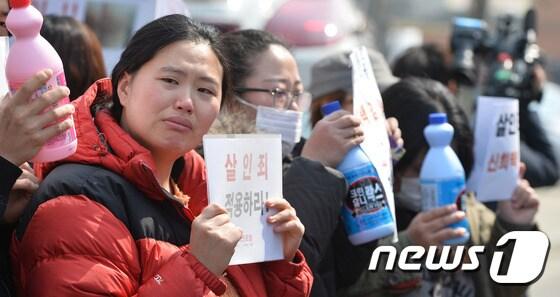 14일 오후 경기도 평택시 포승읍의 모 빌라에서 평택 실종아동 신원영군 사건 현장검증을 찾은 한 시민이 눈물을 흘리고 있다. 신원영군 계모 김모씨는 당시 3개월간 신군에게 하루 한 끼의 밥을 주며 수시로 때리고 신군이 대소변을 잘 가리지 못한다는 이유로 온몸에 락스를 붓기도 했으며, 한 겨울에 찬물을 끼얹은 뒤 20여시간 방치해 신군을 숨지게 했다. 경찰은 이번 현장검증을 통해 계모에게 살인의 미필적 고의가 있었는지 여부등을 자세히 살핀다고 밝혔다. 2016.3.14/뉴스1 ⓒ News1 이재명 기자