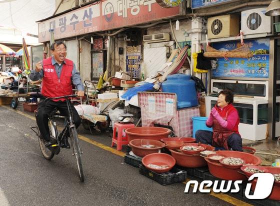 제20대 국회의원 선거 당선 인사하는 이정현 전 의원. 뉴스1 DB