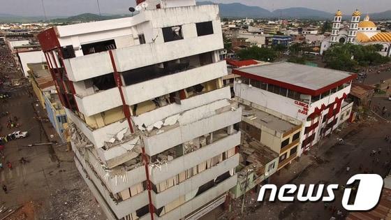 에콰도르 서부를 강타한 지진으로 폐허가 된 포르토비에호 지역의 모습. ⓒ AFP=뉴스1