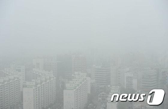 12일 대전·충남에 새벽부터 오전 사이 내륙을 중심으로 가시거리 200m 미만의 안개가 낄 것으로 예보됐다. 대전시청에서 바라본 도심이 안개로 뿌옇게 보이고 있다. /뉴스1 ⓒ News1