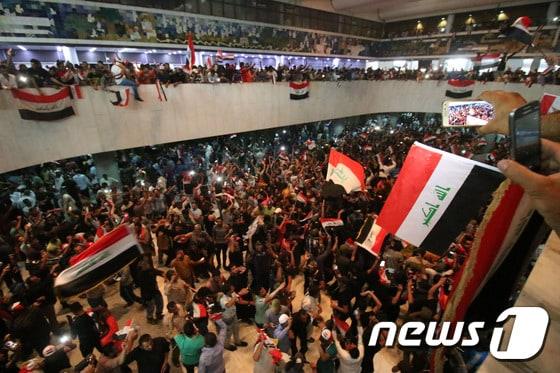 이라크 의회의사당을 점거한 시아파 시위대. ⓒ AFP=뉴스1