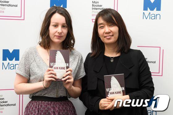 소설가 한강&#40;우측&#41;과 &#39;채식주의자&#39;&#40;영문명 The Vegetarian&#41;를 번역한 영국인 데보라 스미스가 15일&#40;현지시간&#41; 런던에서 진행된 포토콜 행사에서 포즈를 취했다. 한강과 스미스의 &#39;채식주의자&#39;는 노벨문학상, 프랑스 콩쿠르상과 더불어 세계 3대 문학상으로 불리는 맨부커상 최종 후보에 올랐다. 맨부커상 인터내셔널 부문 수상자는 16일 발표된다. ⓒ AFP=뉴스1 ⓒ News1 최종일 기자