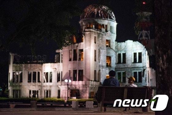 24일 &#40;현지시간&#41; 히로시마 평화기념관 원폭돔 앞 벤치에 한 커플이 앉아 있다.ⓒ AFP=뉴스1 ⓒ News1 우동명 기자