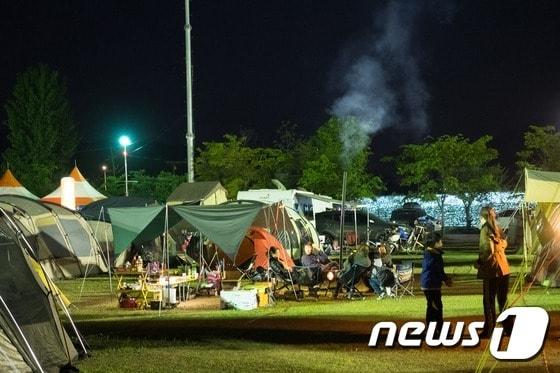 수도권대 최규모를 자랑하는 자라섬캠핑장은 강과 산이 만나고 새벽이면 물안개가 피어오르는 등 주변 자연풍광이 뛰어나다./사진제공=경기관광공사 ⓒ News1 진현권 기자