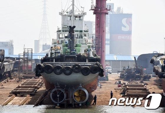 한 조선소에서 작업자들이 중소형 선박을 수리하고 있다./뉴스1 ⓒ News1 DB