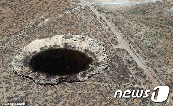 텍사스 윙크에서 발생한 싱크홀. 지름이 110m.[출처=구글어스]ⓒ News1