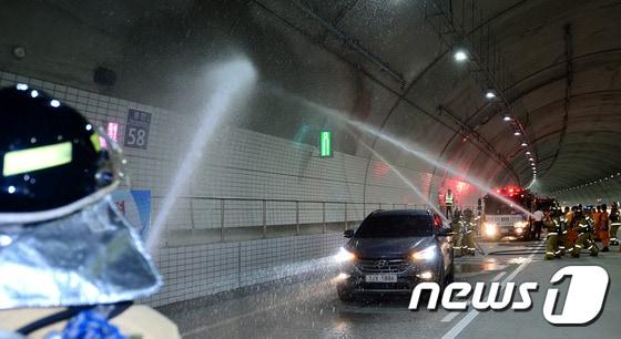 서울 강남순환도로 봉천터널 안에서 화재대응 훈련을 하고 있는 소방대원들 &#40;본문과 관련 없음&#41; 2016.7.20/뉴스1 ⓒ News1 박정호 기자