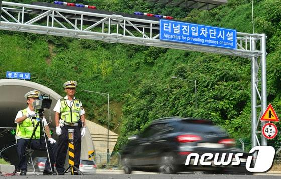 서울 강남순환도시고속도로에서 경찰들이 과속 단속을 하고 있다. . 2016.7.21/뉴스1 ⓒ News1 신웅수 기자