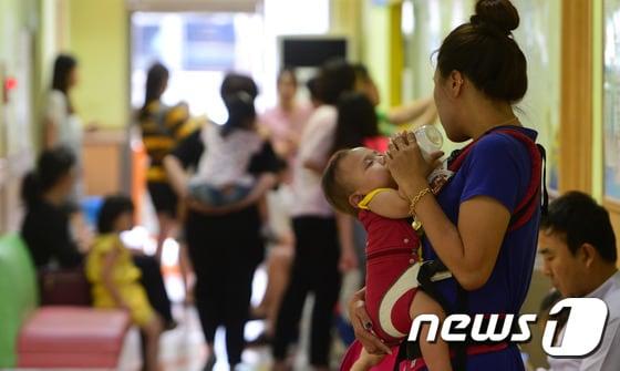 한 아동병원에서 수족구병 의심 환자들이 보호자들과 함께 진료 순서를 기다리고 있다. ⓒ News1 DB