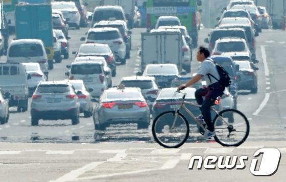  서울 여의도공원 앞 횡단보도에서 자전거를 탄 한 시민들이 지나가고 있다.&#40;사진은 기사 내용과 무관함&#41; 2016.8.12/뉴스1 ⓒ News1 박세연 기자