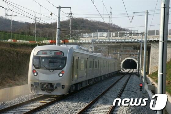 성남~이천~여주 복선전철 시운전 모습.&#40;이천시 제공&#41;ⓒ News1