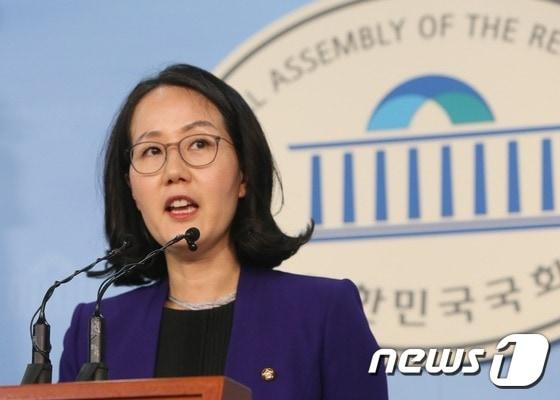 김현아 새누리당 대변인이 29일 서울 여의도 국회 정론관에서 새누리당 현안 관련 브리핑을 하고 있다. 2016.8.29/뉴스1 ⓒ News1 송원영 기자