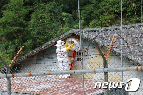 노후된 지상 탄약고에 벌집이 생겨 제거하는 모습. &#40;자료사진&#41; 뉴스1 ⓒ News1 