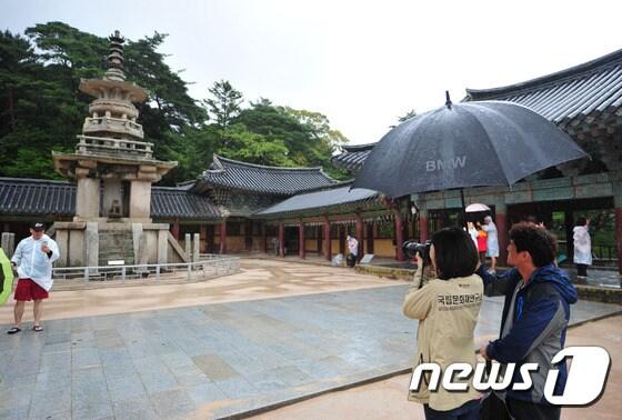 17일 국립문화재연구소 직원들이 지진으로 피해를 입은 경북 경주 불국사 내 다보탑 난간석을 살펴보고 있다.경주시는 제16호 태풍 &#39;말라카스&#39;의 간접영향권에 들어가면서 첨성대 등 각종 문화재에 폭우로 인한 2차 피해를 차단하기 위해 천막과 비닐을 씌우는 작업을 하고 있다. 2016.9.17/뉴스1 ⓒ News1 이종현 기자