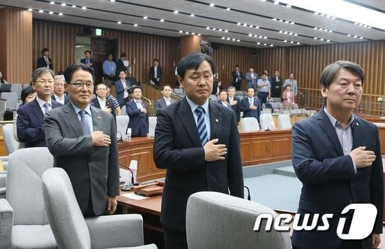 국민의당 박지원 비대위원장, 안철수의원  천정배 의원 등이 21일 국회에서 열린 긴급 의원총회에서 국기에 경례를 하고 있다.  2016.9.21/뉴스1 ⓒ News1 송원영 기자