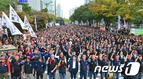 공공운수노조 산하 화물연대 조합원들이 지난  24일 오후 서울 영등포구 여의도 산업은행 앞에서 열린 &#39;화물노동자 총파업 결의대회&#39;에서 구호를 외치고 있다.  2016.9.24/뉴스1 ⓒ News1 민경석 기자