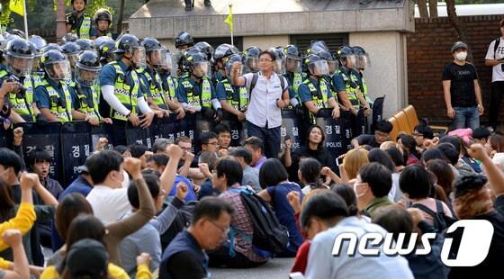 백남기 농민이 사망한 25일 서울 종로구 서울대학병원 장례식장 앞에서 백남기대책위원회와 시민단체 회원들이 경찰들과 대치하고 있다. 2016.9.25/뉴스1 ⓒ News1 황기선 기자