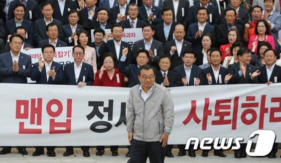 이정현 새누리당 대표가 28일 오후 서울 여의도 국회 본청 앞에서 열린 정세균 국회의장 사퇴 촉구 규탄 결의대회에서 발언을 위해 입장하고 있다. 2016.9.28/뉴스1 ⓒ News1 손형주 기자