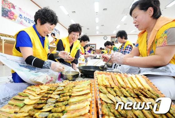 소외계층을 돕기 위한 명절 음식을 만드는 모습. /뉴스1 ⓒ News1 문요한 기자