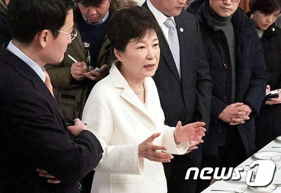 박근혜 대통령이 지난 1일 오후 청와대 상춘재에서 출입기자단과 신년 인사회를 겸한 티타임을 갖고 있다.&#40;청와대 제공&#41;2017.1.1/뉴스1 ⓒ News1 이광호 기자
