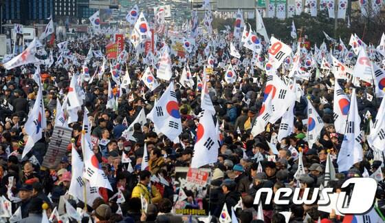 7일 서울 강남구 코엑스 앞에서 대통령탄핵기각을위한 국민운동본부&#40;탄기국&#41; 회원들이 대통령 탄핵반대 집회를 하고 있다. 2017.1.7/뉴스1 ⓒ News1 황기선 기자