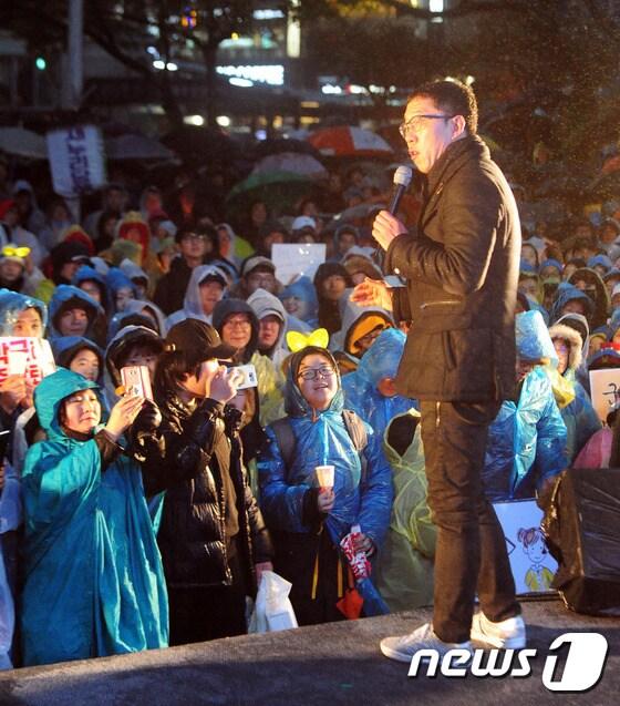 7일 제주시 제주시청 앞 도로에서 열린 제주시국촛불집회에서 진행을 맡은 방송인 김제동씨가 인사말을 하고 있다. 2017.1.7/뉴스1 ⓒ News1 이석형 기자