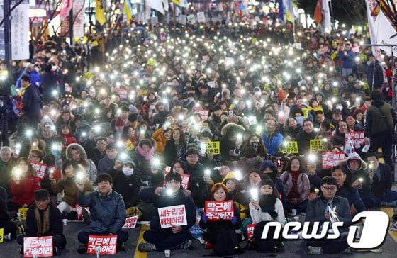 대구·경북지역 사회단체 회원과 시민들이 7일 오후 대구 중앙로 대중교통전용지구에서 열린 &#39;10차 시국대회&#39;에서 박근혜 대통령 즉각 퇴진과 새누리당 해체 등을 외치며 촛불집회를 갖고 있다 2017.1.7/뉴스1 ⓒ News1 이종현 기자