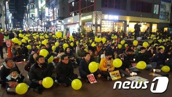 7일 7일 오후 5시 남구 현대백화점 주차장에서는 1000일의 기다림이라는 주제로 세월호 참사를 추모하는 9차 울산시민대회가 열렸다. ⓒ News1