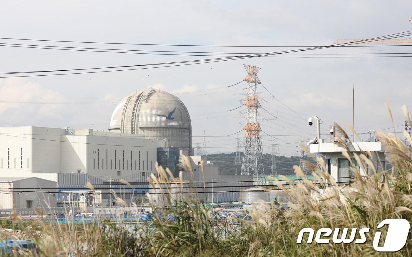 19일 울산시 울주군 서생면 신고리 원전 5·6호기 건설현장 주변에는 출입을 통제하는 철제 담장과 장애물이 설치돼 있다. 공론화위원회는 20일 오전 10시 정부서울청사에서 공론조사 결과를 담은 &#39;대&#40;對&#41; 정부권고안&#39;을 발표한다. 여론조사 전문기관 리얼미터가 지난 18일 발표한 여론조사 결과는 찬반 양론이 팽팽한 것으로 나타났다.2017.10.17/뉴스1 ⓒ News1 이윤기 기자