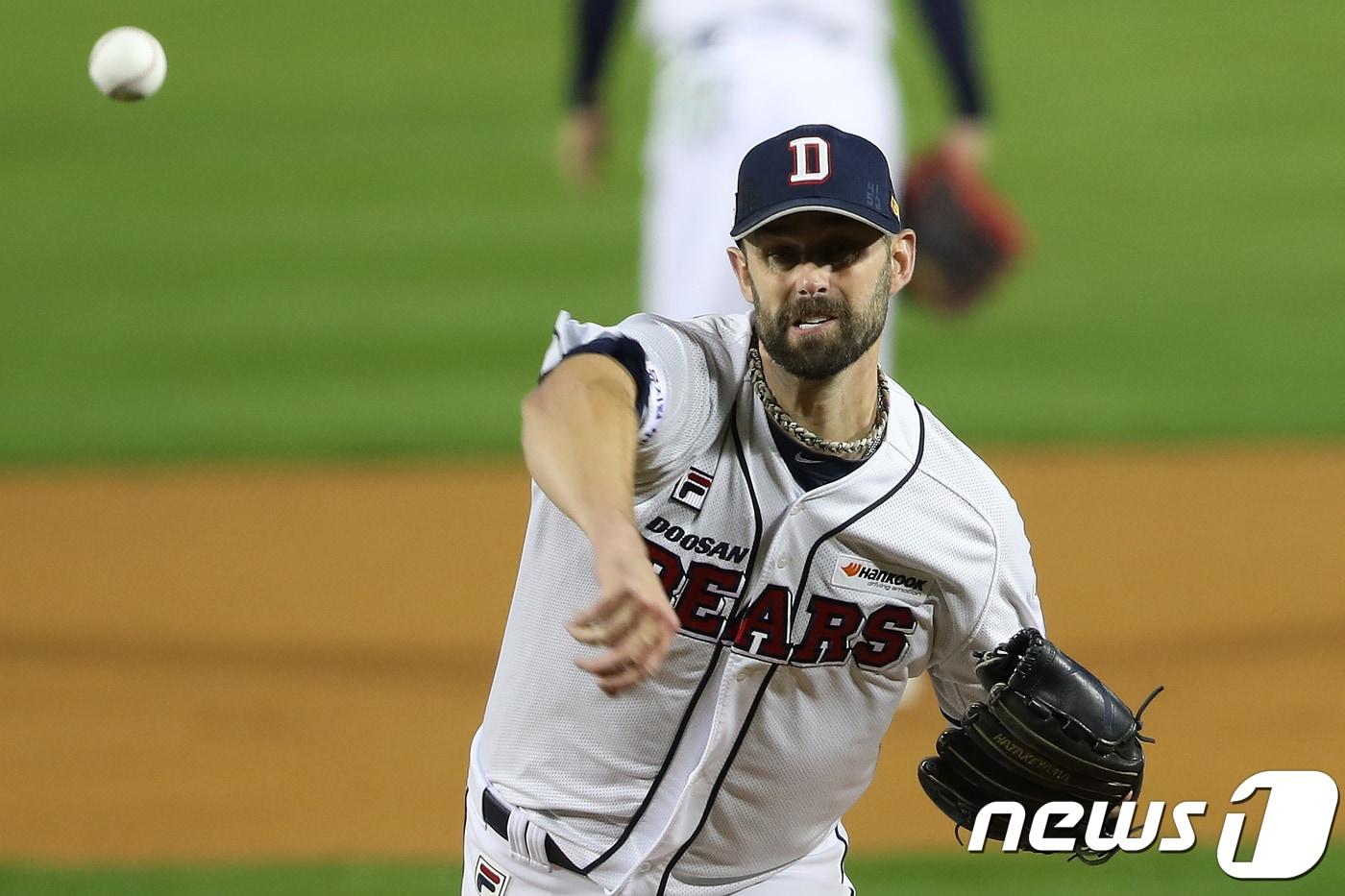 17일 오후 서울 송파구 잠실야구장에서 열린 &#39;2017 프로야구 KBO 포스트시즌&#39; 1차전 NC 다이노스와 두산 베어스의 경기 1회초 두산 선발 니퍼트가 역투하고 있다. 2017.10.17/뉴스1 ⓒ News1 민경석 기자