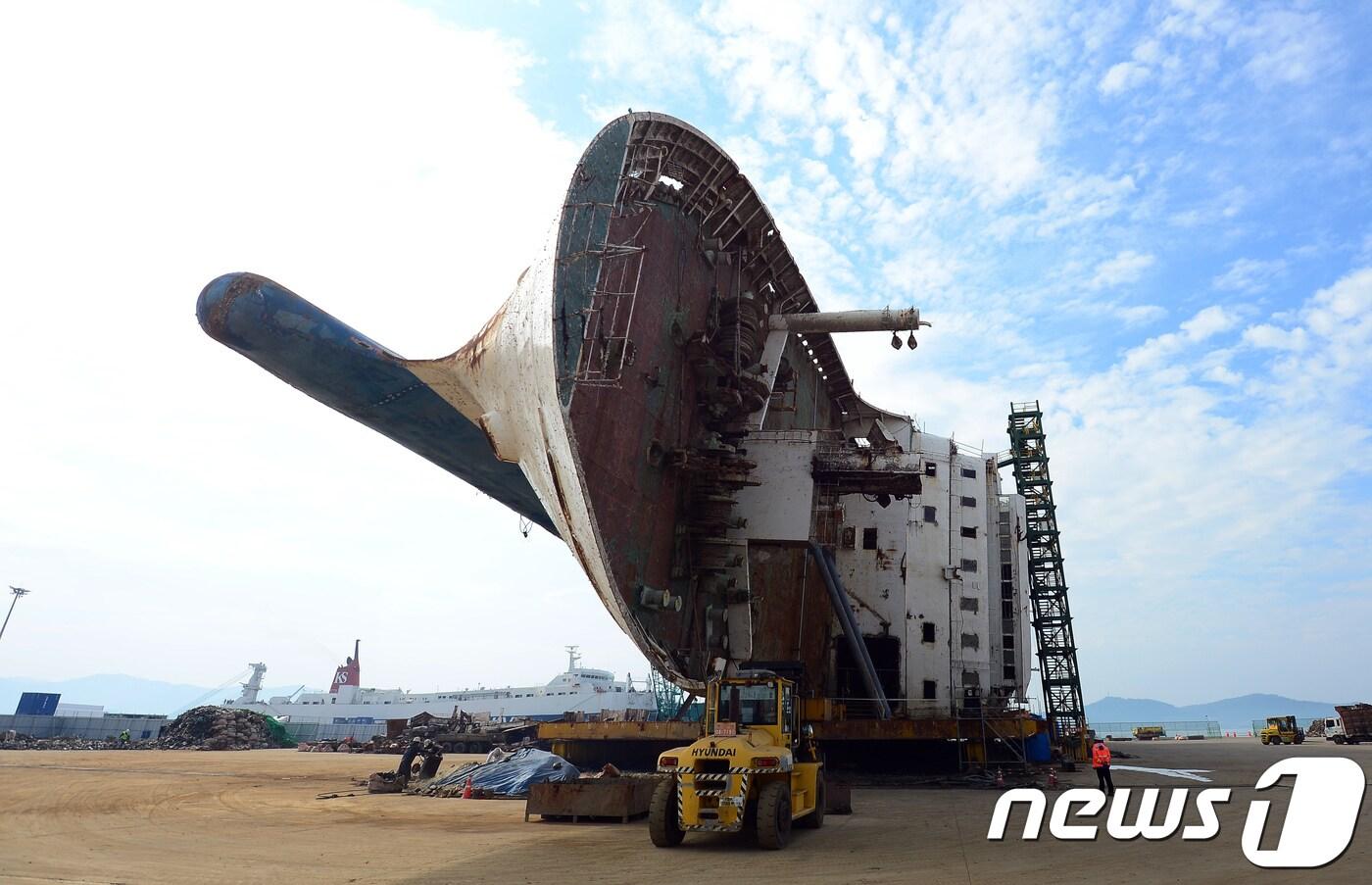 목포신항만에 거치된 세월호.  ⓒ News1