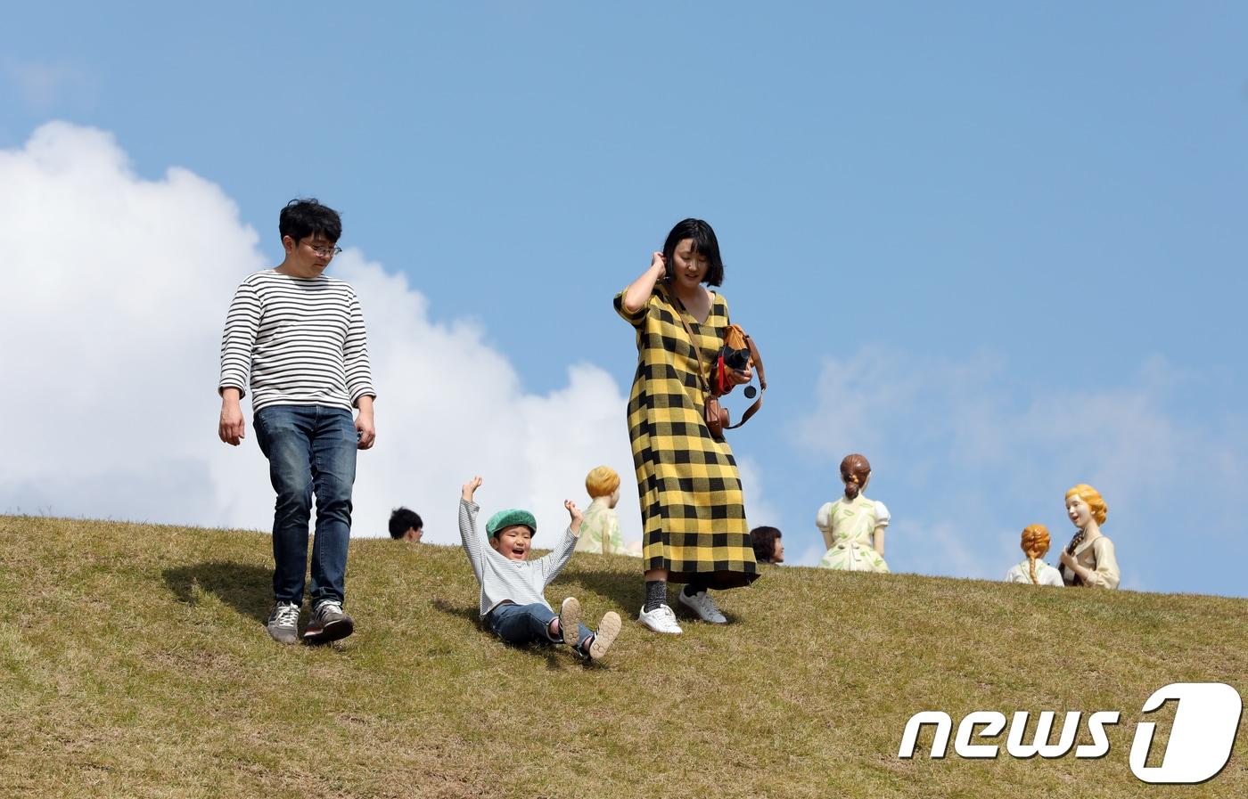 전북 임실군 임실치즈테마파크에서 한 어린이가 잔디 미끄럼틀을 타고 있다.&#40;사진은 기사 내용과 무관함&#41; / 뉴스1 ⓒ News1