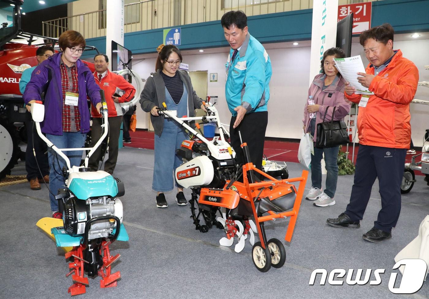 대전무역전시관에서 열린 ‘제12회 대전국제 농업기술전’을 찾은 관람객들이 각종 농기계를 살펴보고 있다. &#40;사진은 기사 내용과 무관함&#41; / 뉴스1 ⓒ News1