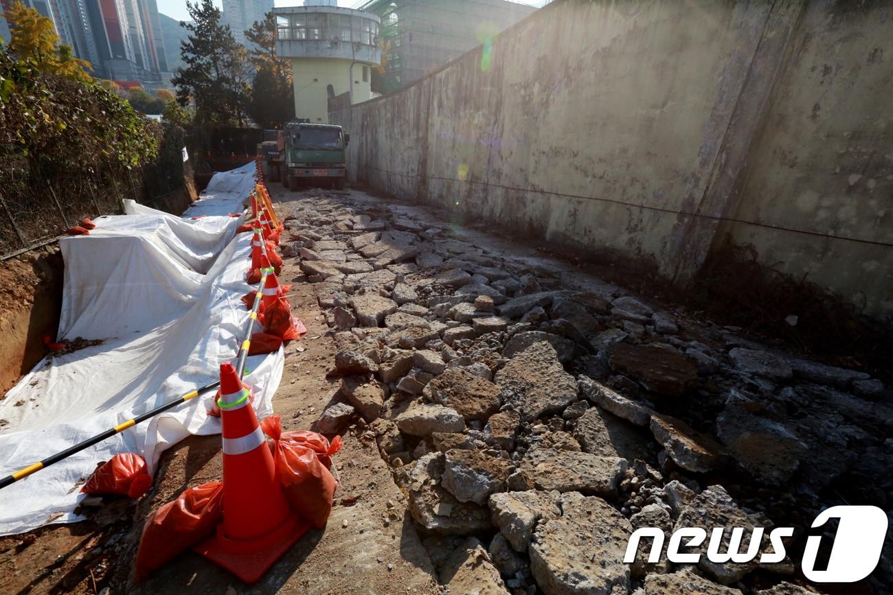 5·18기념재단 관계자들과 대한문화재연구원들이 13일 오전 5·18 행방불명자 암매장 추정지인 광주 북구 옛 광주교도소 북쪽 담장 인근에서 발굴작업을 위해 콘크리트 절단 및 제거작업을 하고 있다.&#40;5·18기념재단 제공&#41; 2017.11.13/뉴스1 ⓒ News1