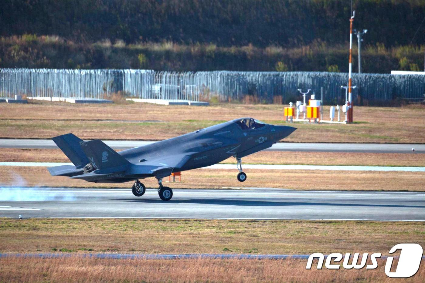 미국 해병대 제121 전투비행대대 F-35B &#39;라이트닝 2&#39; 스텔스 전투기가 지난 15일 일본 야마구치현 이와쿠니 기지에 착륙하고 있다.&#40;미 태평양함대 사령부 페이스북&#41;2017.11.17/뉴스1