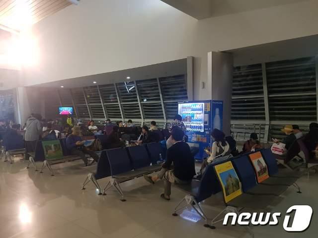 우리 국민들이 인도네시아 수라바야공항에서 한국행 전세기 탑승을 기다리고 있다. &#40;사진제공=외교부공동취재단&#41; ⓒ News1