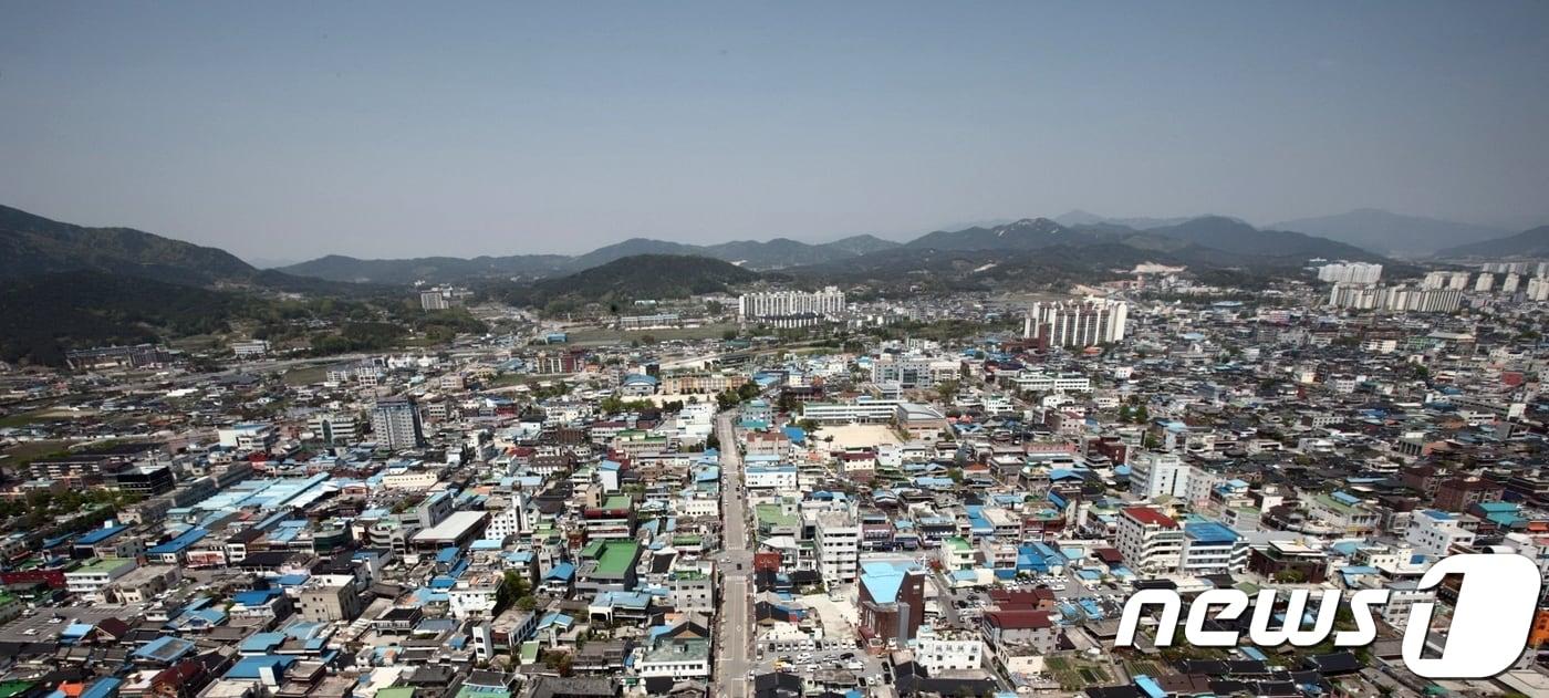 전북 남원시장에 대한 주민소환 절차가 진행되고 있는 가운데 주민소환투표청구인서명부&#40;이하 서명부&#41;를 작성하는 과정에 불법이 난무하고 있어 사법당국의 철저한 조사가 요구된다.