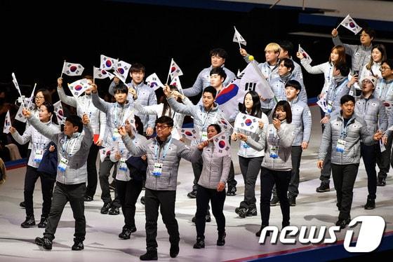 대한민국 선수단이 19일 일본 삿포로돔에서 열린 2017 삿포로 동계아시안게임 개막식에서 입장하고 있다. 2017.2.19/뉴스1 ⓒ News1 유승관 기자